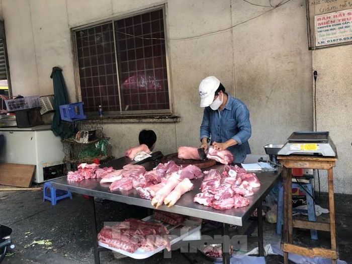 Tuy nhiên người tiêu dùng có thói quen mua heo "nóng", chứ không chuộng thịt heo đông lạnh dù giá rẻ 40%-50%.
