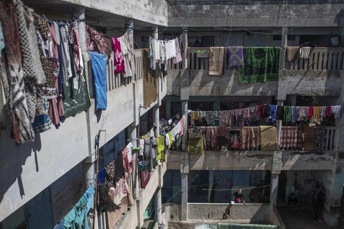 Quần áo người dân sống trong khu dân cư được phơi san sát với nhau, tạo nguy cơ nhiễm bệnh rất cao. Ảnh: AP