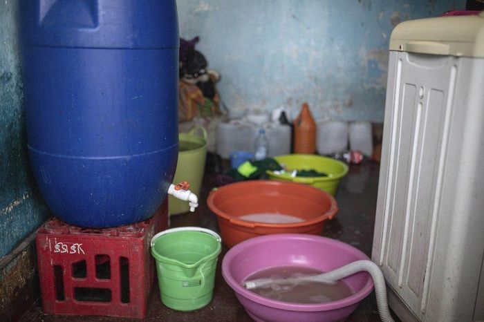 Nơi giặt quần áo chung của người dân nghèo sống trong khu chung cư. Ảnh: AP