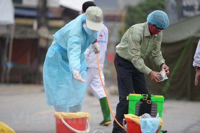 Phun khử khuẩn tại thôn Hạ Lôi (Mê Linh, Hà Nội) chiều 8/4. (Ảnh: PV/Vietnam+)