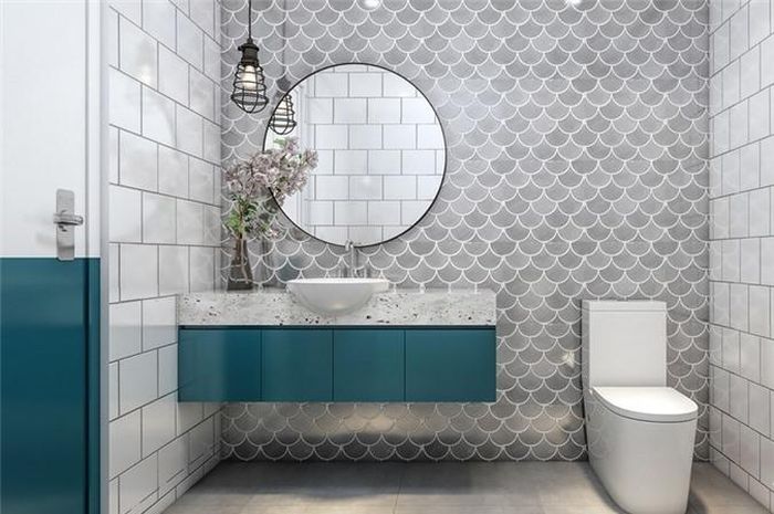 Bức tường hình vảy cá cùng kệ màu xanh tạo nên sự hài hòa cho phòng tắm.
