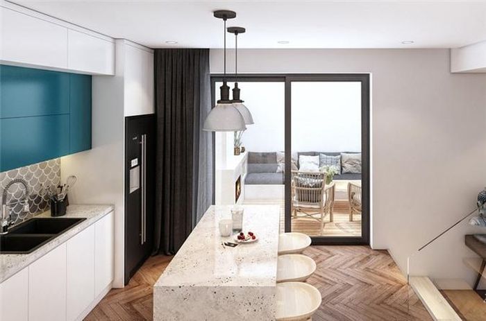 Bếp nấu đặt cạnh khoảng vườn cạnh hiên nhà, giúp mọi ngõ ngách bên trong luôn chan hòa trong ánh sáng.