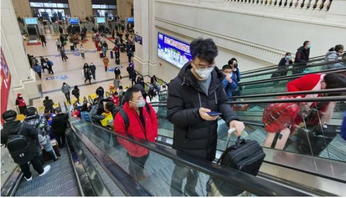 Hàng nghìn người đổ xô ra các ga tàu điện ngầm để rời Vũ Hán sau 9h sáng 8/4. (Ảnh: Getty Images)