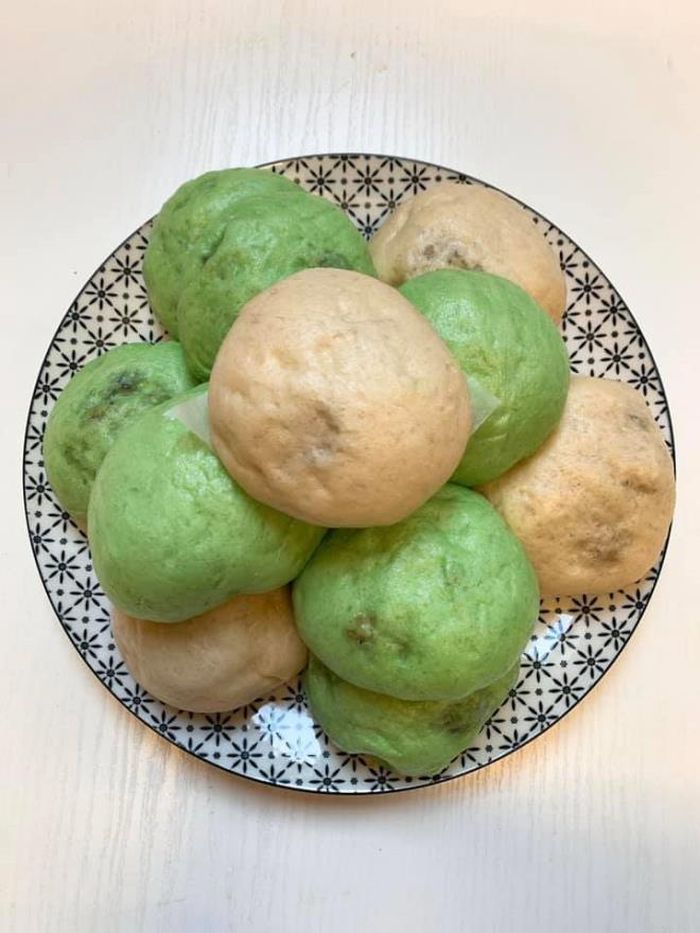  Nguyễn Quang Sơn tự hào khoe thành phẩm sau lần đầu thất bại: "Bánh bao em nhìn ngon vậy là do em thất bại xong làm lại đó". (Ảnh: Nguyễn Quang Sơn)