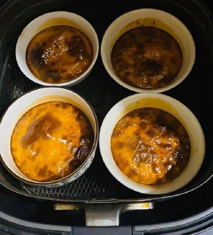 Món bánh flan "hắc ám" siêu kỳ công. (Ảnh: Facebbok)