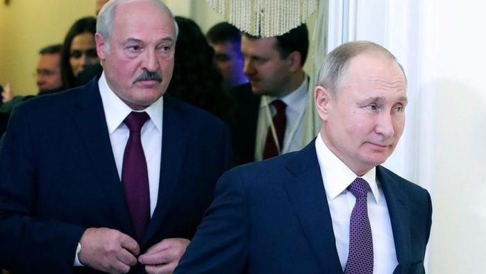  Cần làm rõ rằng trước đó, Bộ trưởng Bộ Y tế Belarus, ông Vladimir Androsyuk đã cáo buộc Nga từ chối cung cấp cho nước này 100.000 mặt nạ hô hấp mặc dù đã được trả tiền đầy đủ. 