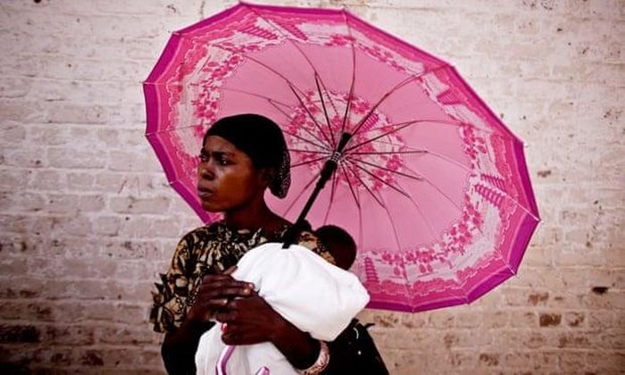  Một người phụ nữ Congo đứng chờ bên ngoài phiên tòa xử 11 binh sĩ với tội danh cưỡng bức và các tội ác chống lại nhân loại. Ảnh: AP. 
