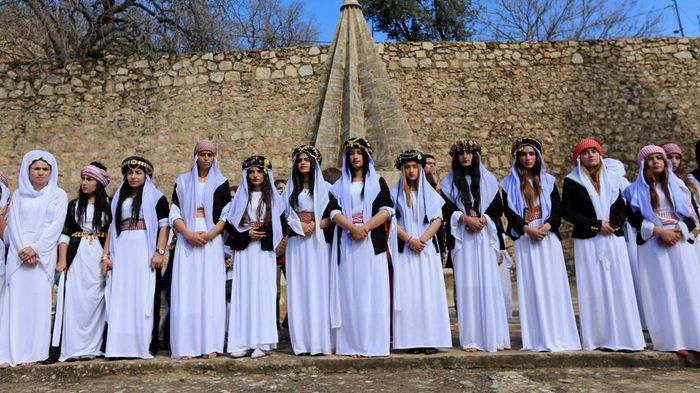  Người Yazidi tưởng niệm những người phụ nữ bị IS giết chết. Ảnh: Reuters. 
