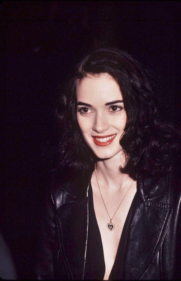 Nhà thiết kế thời trang Marc Jacobs từng dành cho Winona Ryder những lời khen có cánh, rằng cô chính là "hiện thân của vẻ đẹp đầy tri thức, không thể lẫn lộn với bất kỳ ai". Cô cũng là "nàng thơ" trong mắt nhiều nhà làm phim điện ảnh. Khoảng thời gian dài, ngôi sao sinh năm 1971 gắn liền với hình ảnh đôi mắt to tròn thơ ngây và nụ cười tỏa nắng.