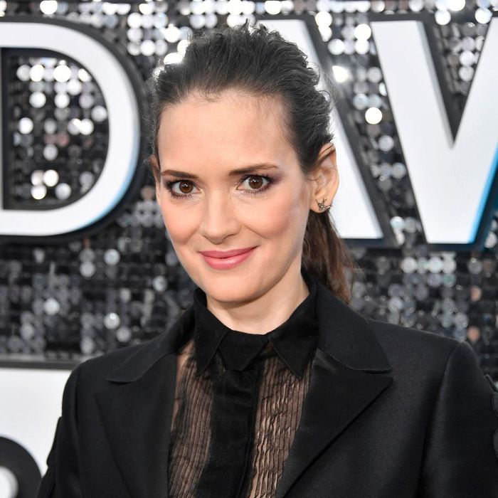 Năm 2010, cô tái xuất với vai diễn nhỏ nhưng ấn tượng trong Black Swan bên cạnh Natalie Portman, Mila Kinus, và tiếp theo đó là series Stranger Things. Nhưng dĩ nhiên, tên tuổi của Winona Ryder không còn thu hút như cách đây vài thập kỷ.