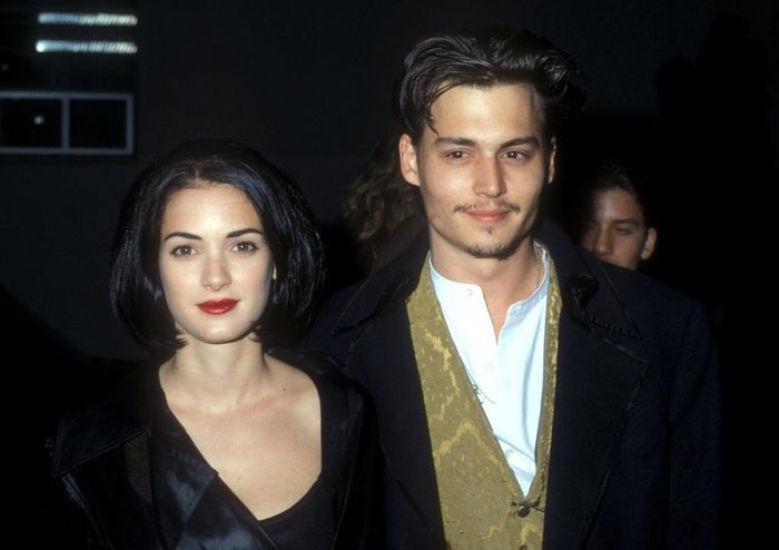 Ở thập niên 1990, Winona Ryder là biểu tượng của sự thuần khiết, ngọt ngào, đáng yêu và phảng phất nét tinh nghịch. Cô luôn trở nên nhỏ bé khi sánh bước bên người bạn trai nổi tiếng - tài tử Johnny Depp. Thời điểm đó, họ là một trong những cặp uyên ương đẹp đôi, được săn đón nhất nhì Hollywood.