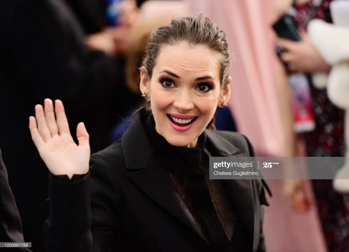 Ở tuổi 49, dù phần nào giảm bớt sự dễ thương của tuổi thanh xuân nhưng Winona Ryder vẫn giữ nguyên sự lộng lẫy và quyến rũ của mình. Tạp chí Harper's Bazaar gọi Ryder của hiện tại là một "cô bé đáng yêu mang vẻ đẹp cổ điển và tinh tế".