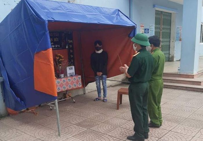 Cán bộ thắp hương vái vọng cho bố anh Nguyễn Văn Lộc. Ảnh: P.Thanh.