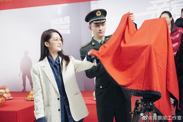  Hoàng Cảnh Du và Lý Thấm trong buổi họp báo khai máy phim. 