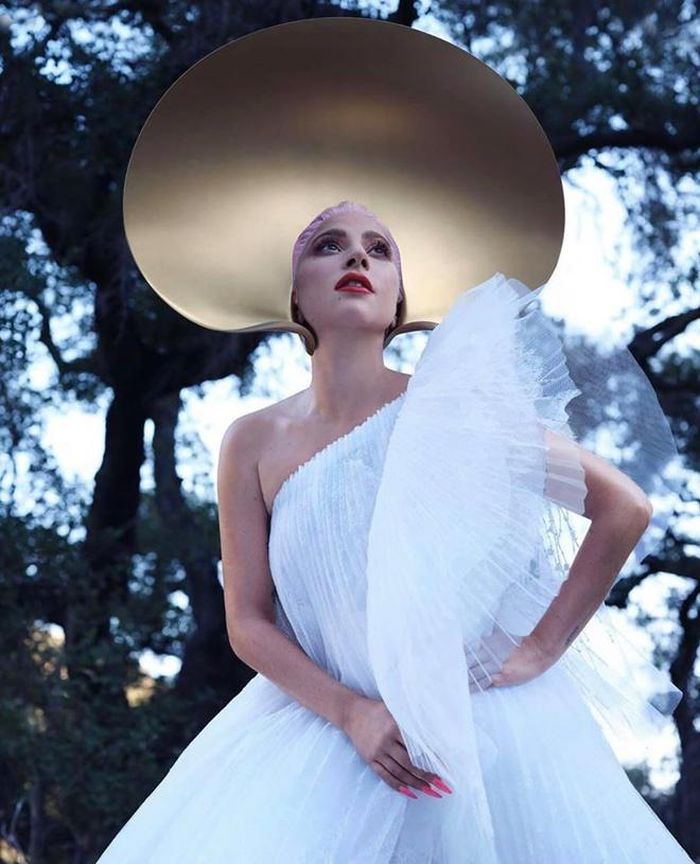 Stylist cũng chuẩn bị một số mẫu thiết kế của Givenchy hay Valentino cho Lady Gaga. Ảnh: InStyle.