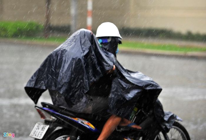 Mùa mưa tại TP.HCM bắt đầu giữa tháng 5. Ông Lê Đình Quyết, Phó trưởng phòng dự báo Đài Khí tượng thủy văn khu vực Nam Bộ, cho biết dự báo vào cuối tháng 4 và đầu tháng 5 xuất hiện mưa chuyển mùa nhiều hơn.