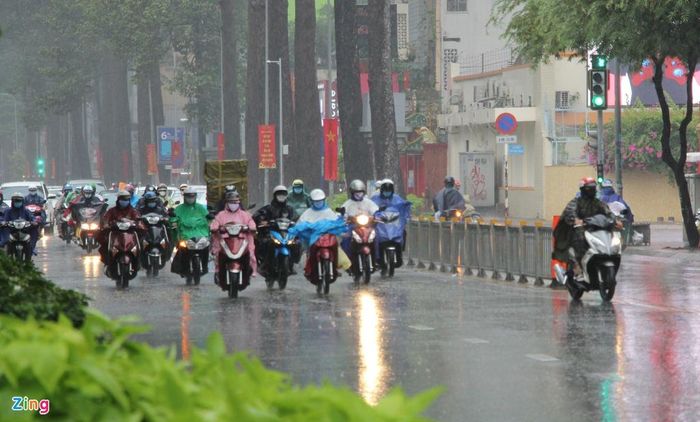 Theo một số người dân, kiểu thời tiết oi bức, mưa nhẹ vào buổi chiều như hôm nay là dấu hiệu báo trước cho một mùa mưa sắp đến. Mưa nhẹ kéo dài khoảng 30 phút thì tạnh dần. Nhiều người vẫn di chuyển trên đường, không gian trở nên mát dịu hơn.