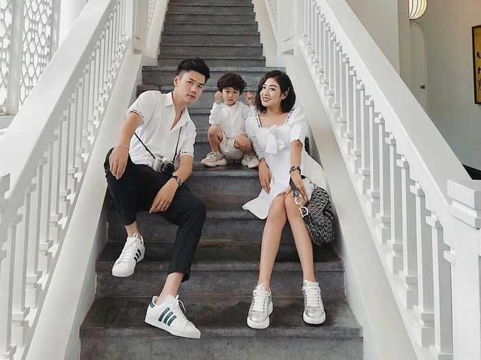 Ngoài ra, vợ chồng em gái Huyme cũng là tín đồ của nhà mốt Dior. Những kiểu dáng như Saddle hay Lady Dior đều xuất hiện trong tủ đồ của Trang Lou. Phần lớn sản phẩm này đều sở hữu họa tiết Oblique đặc trưng đến từ nhà mốt Pháp.