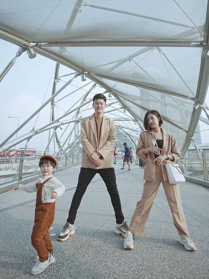 Cũng có khi Trang Lou đổi gió với bộ vest thanh lịch. Với mỗi tông màu, cô lại chọn kết hợp cùng giày sneakers hoặc boots. Tùng Sơn tạo sự ăn nhập với vợ bằng chiếc áo khoác có họa tiết và màu sắc tương đồng.