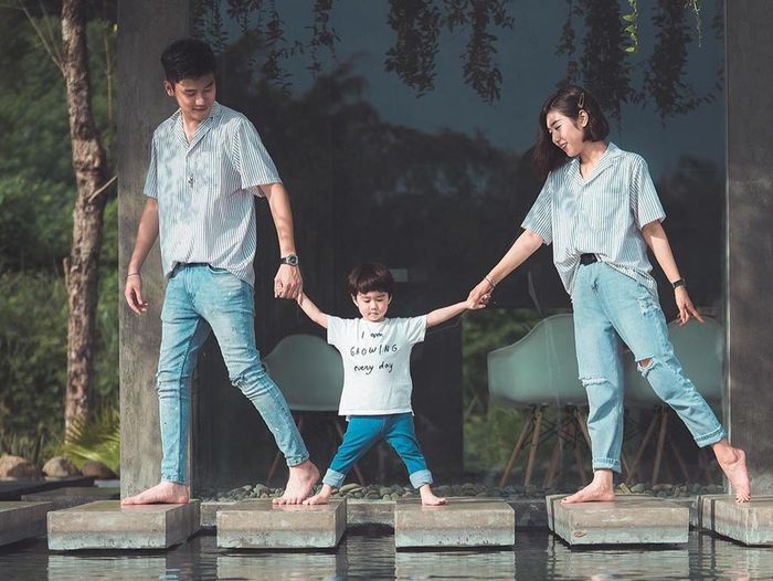 Không chỉ bố mẹ, cả bé Xoài cũng được diện trang phục tương đồng. Trong kỳ nghỉ dưỡng tại Tam Đảo, gia đình Trang Lou - Tùng Sơn đều diện quần jeans xanh, vừa tạo vẻ khỏe khoắn, vừa đem lại cảm giác mát mẻ. Ngoài ra, áo đôi cũng là trang phục khó có thể vắng mặt trong set đồ của đôi trẻ.