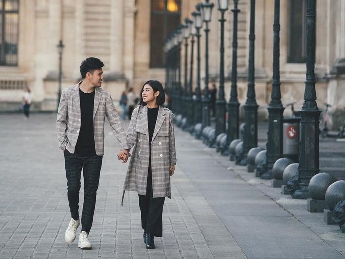 Đen, trắng và ghi là 3 màu cặp vợ chồng trẻ chăm diện nhất. Cả hai tạo điểm nhấn với chiếc áo khoác hoặc món phụ kiện tương đồng. Thay vì mặc đồ y chang, Trang Lou - Tùng Sơn lại sáng tạo cách phối đồ với các kiểu dáng khác nhau.