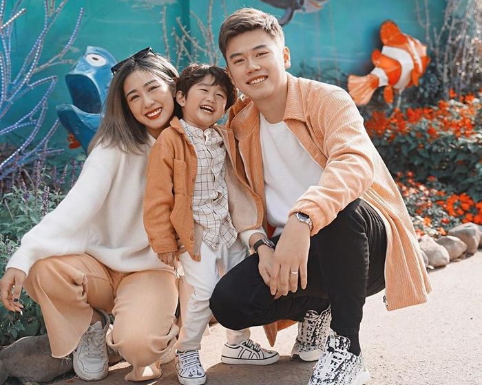 Trang Lou - Tùng Sơn hiện là gia đình khá nổi tiếng trên mạng xã hội. Họ nhận được nhiều sự yêu mến nhờ câu chuyện tình đẹp cùng phong cách diện đồ đôi bắt mắt. Dù là ngày thường hay đi du lịch, đôi trẻ đều biết cách mặc trang phục ăn ý với nhau, tạo nên tổng thể hài hòa.