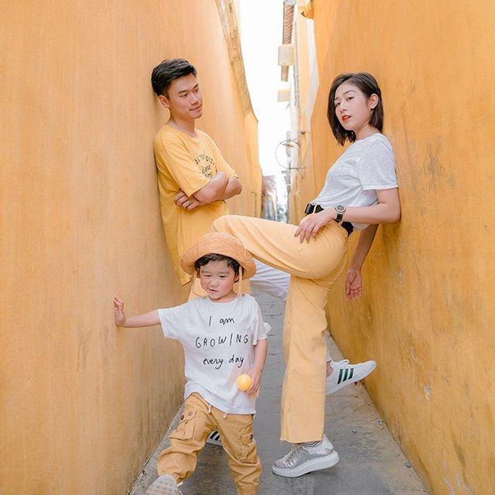 Gia đình Xoài chọn cách làm mới hình ảnh bằng tông màu tươi sáng như đỏ cam hay vàng. Trong khi em rể Huyme lựa chọn mặc áo nổi bật, Trang Lou lại quyết định diện quần ống rộng. Kiểu dáng này đem đến cảm giác thoải mái cho người mặc. Cô cũng không quên dùng thắt lưng đen để làm điểm nhấn cho trang phục.