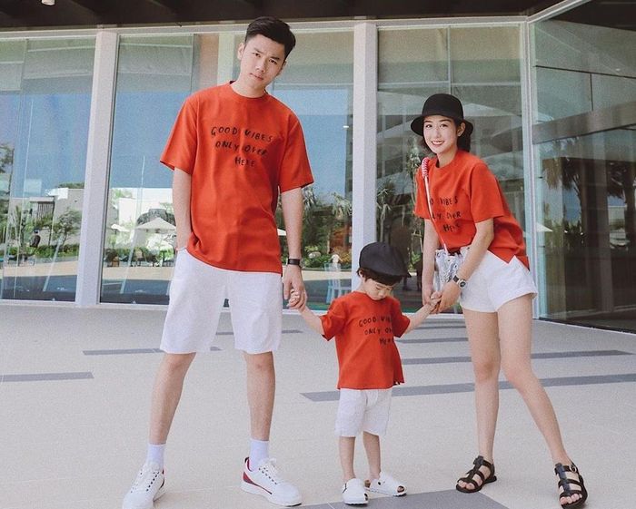 Trang Lou (tên thật là Phạm Thu Trang, sinh năm 1995) được biết đến là em gái của Huyme - vlogger đời đầu. Ngoài ra, cô còn gây chú ý nhờ ngoại hình xinh đẹp cùng câu chuyện tình như cổ tích với Tùng Sơn (sinh năm 1994). Cả hai quen nhau từ thời học cấp 3 và kết hôn vào năm 2015. Một năm sau, họ đón đứa con đầu lòng, có tên ở nhà là Xoài. Hiện tại, nhà Trang Lou - Tùng Sơn là một trong 3 gia đình kiểu mẫu được công chúng yên mến.