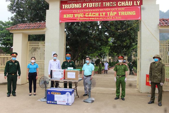 Các tổ chức chính trị, xã hội và nhân dân ủng hộ thực phẩm, nhu yếu phẩm cho bà con ở khu cách ly tại Trường Phổ thông dân tộc bán trú Trung học cơ sở Châu Lý.
