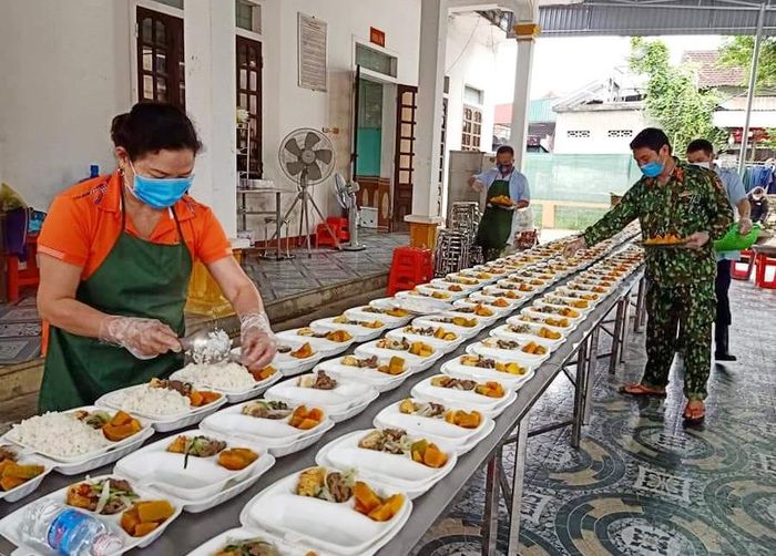 Cán bộ, nhân viên Ban CHQS huyện và Hội Phụ nữ huyện Quỳ Hợp chuẩn bị bữa cơm phục vụ đồng bào.
