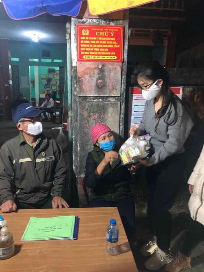 Những phần quà dù ít hay nhiều đều làm ấm lòng người làm nhiệm vụ tại chốt kiểm dịch.