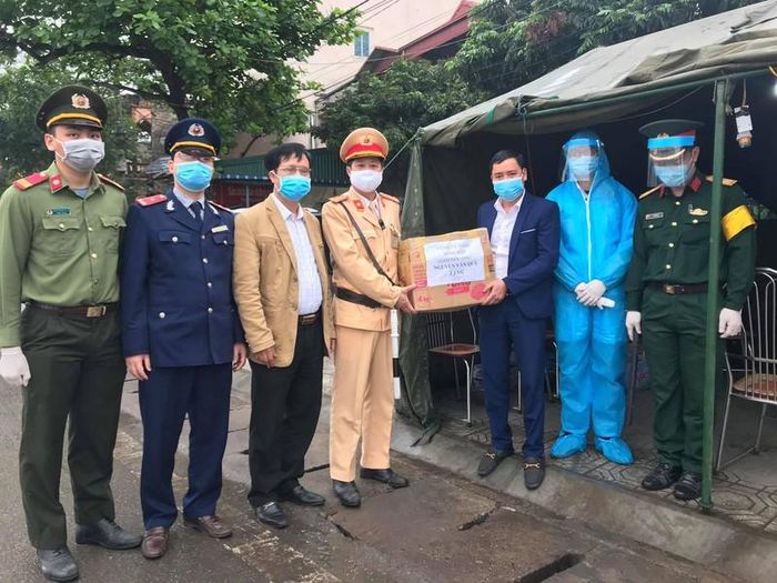  Lãnh đạo Công ty TNHH Minh Hiệp (Nam Sách) trao tặng quà ủng hộ các cán bộ, chiến sỹ đang làm nhiệm vụ ở các chốt kiểm dịch.