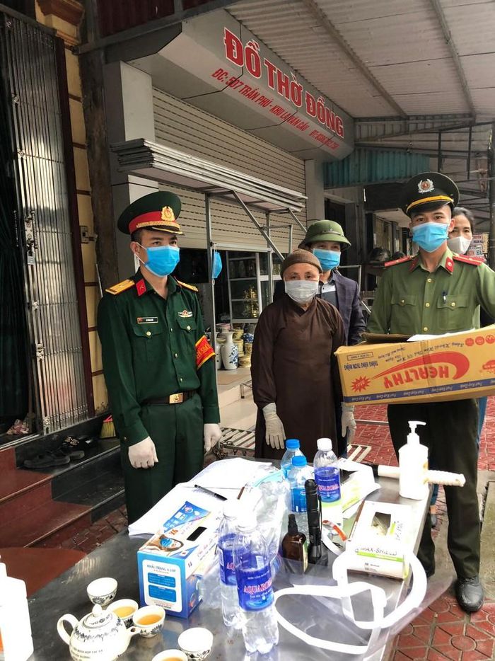  Nhà chùa mang đồ đến tiếp tế cho lực lượng làm nhiệm vụ tại chốt kiểm dịch.