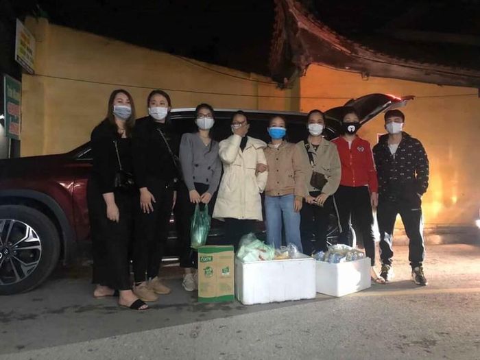  Nhiều bạn trẻ là học sinh, sinh viên, thanh niên cũng tích cực vận động, ủng hộ mang đồ đến tiếp tế, động viên cho các cán bộ, chiến sỹ, nhân viên y tế.