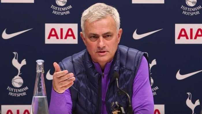 Mourinho lên tiếng nhận sai sau khi cùng cầu thủ Tottenham tập ngoài công viên, bất chấp lệnh cách ly từ chính phủ Anh