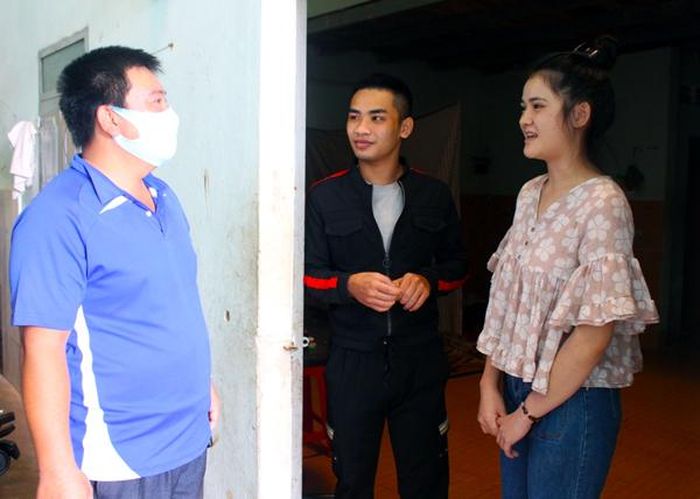 Anh Nguyễn Văn Quý (bìa trái) thông báo miễn tiền phòng trọ cho người lao động. Ảnh: P.L