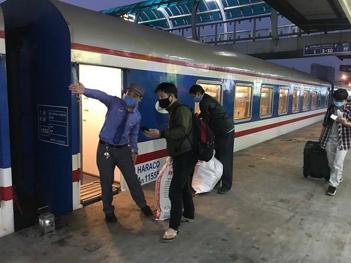 Chuyến tàu Hà Nội - TP HCM duy nhất trong ngày chở những hành khách có nhu cầu di chuyển cần thiết