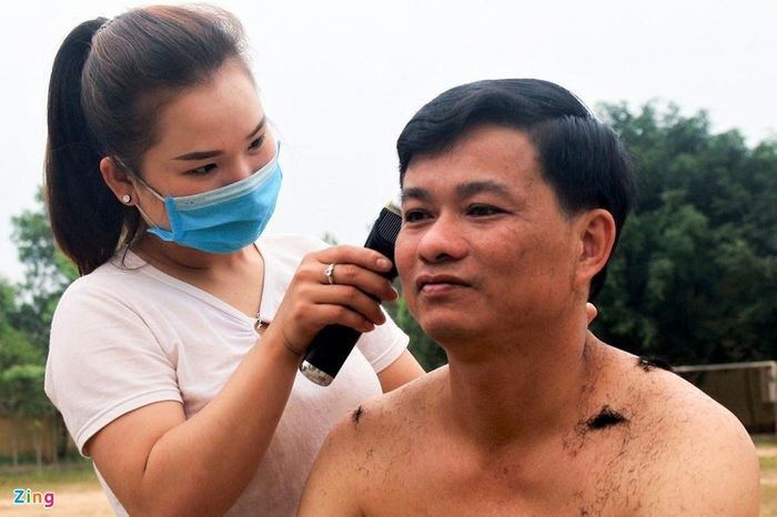  Một số lao động có tay nghề đã ngỏ ý cắt tóc cho các cán bộ đã không quản khó khăn, vất vả, ngày đêm phòng chống dịch, bệnh Covid-19. 