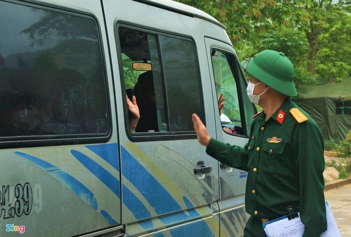  Những tình cảm quyến luyến khi chia tay giữa người cách ly và những cán bộ tại đây. 