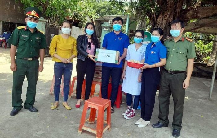 Các tổ chức đoàn thể và người dân trên địa bàn đến chia sẻ, động viên và tặng quà cho lực lượng làm nhiệm vụ tại chốt liên ngành H. Cư Jút.