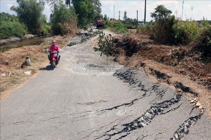 Điểm sụp lún, sạt lở trên tuyến đê bao ngoài Vườn quốc gia U Minh Thượng - Tỉnh lộ 965 thuộc địa bàn xã Minh Thuận.