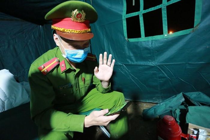  Trung úy Nguyễn Trung Hiếu, Công an thị trấn Xuân Mai tranh thủ gọi điện thoại về cho vợ để được nhìn thấy con nhỏ. 