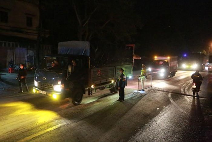  Đảm nhiệm tại chốt kiểm soát số 12 do Tổ công tác liên ngành gồm cán bộ chiến sĩ thuộc Công an thị trấn Xuân Mai, Đội CSGT số 12, Tiểu đoàn CSCĐ số 3, Thanh tra giao thông và bảo vệ tổ dân phố. 