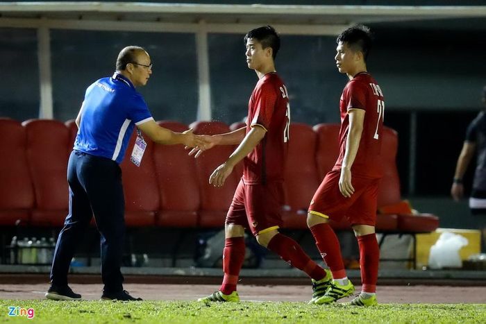  Duy Mạnh và Đình Trọng đều chưa hẹn ngày trở lại sân cỏ vì chấn thương. Họ là hai trong số những ngôi sao của "Thế hệ Thường Châu" đã dính các chấn thương nghiêm trọng. Ảnh: Minh Chiến. 