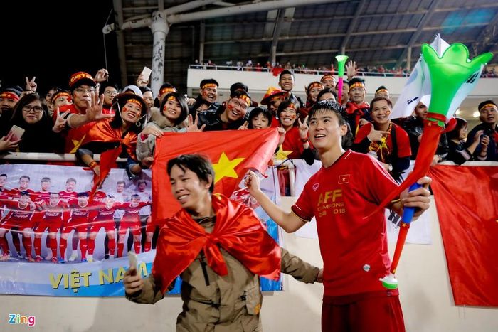  Duy Mạnh gần như chắc chắn sẽ vắng mặt ở AFF Cup, giải đấu mà anh và đồng đội đang là đương kim vô địch. Đây là lần thứ 2 trong sự nghiệp, Mạnh vô duyên với AFF Cup vì chấn thương. Lần đầu là vào năm 2016. Ảnh: Minh Chiến. 
