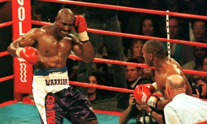 Trận đấu giữa Mike Tyson và Evander Holyfield năm 1997 cho thấy sự khắc nghiệt cũng như tàn nhẫn của môn quyền anh. Ảnh: Reuters.