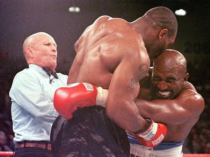 Cận cảnh cú cắn tai đầy tai tiếng và đã đi vào lịch sử của Tyson với Holyfield. Ảnh: Getty.