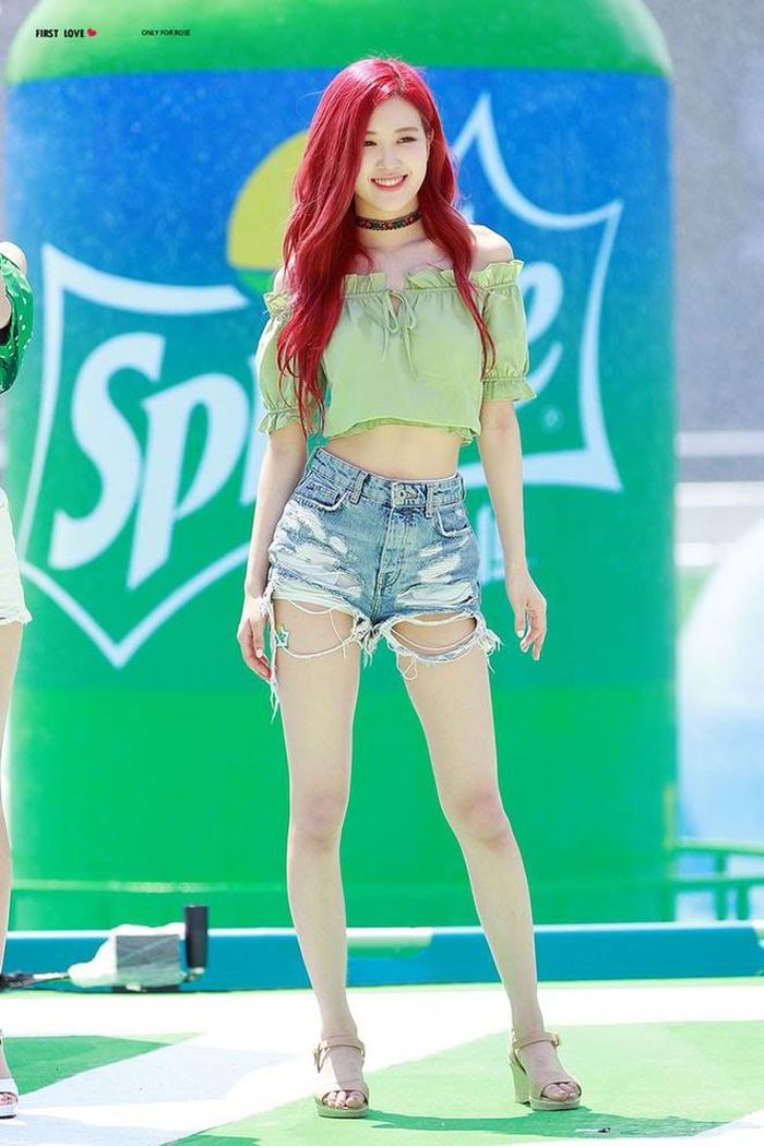 Có thể thấy công thức phối đồ được Rosé ưa chuộng nhất là áo crop top và quần shorts hoặc chân váy ngắn. Kiểu trang phục này giúp cô khoe được vòng eo con kiến cũng như đôi chân thon dài đáng mơ ước. Ảnh: Only For Rose.
