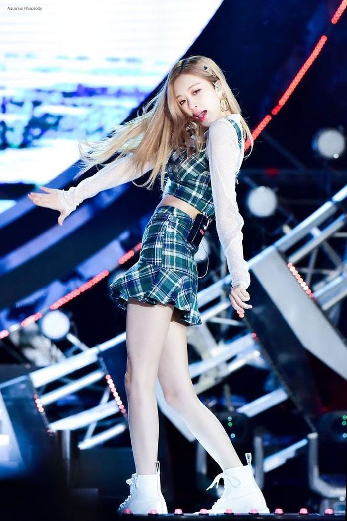 Các fan của BlackPink chắc không còn xa lạ gì với những set đồ biểu diễn của 4 cô gái nhà YG và Rosé cũng không nằm ngoại lệ. Dàn người đẹp luôn biết cách diện trang phục thu hút ánh nhìn, nhất là trên sân khấu. Ảnh: Aquarius Rhapsody.
