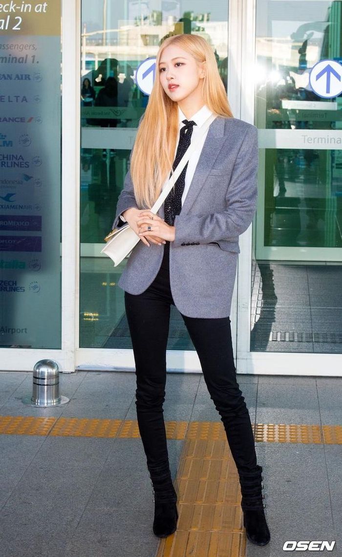 Bên cạnh đó, những chiếc quần skinny jeans bó sát cơ thể cũng không thể thiếu trong tủ đồ của thành viên BlackPink. Rosé từng trở thành tâm điểm chú ý khi xuất hiện khác lạ với bộ suit thanh lịch tại sân bay, trên đường đến Italy tham dự tuần lễ thời trang. Ảnh: Osen.